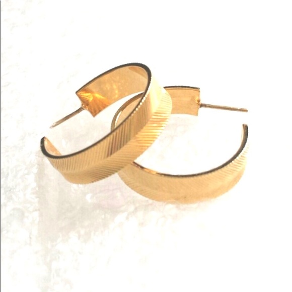 Couture 14Kt Yellow Gold Diamond Cut Textured Wide Hoop Earrings. 14kt earrings - Picture 3 of 6